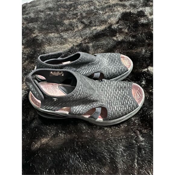 BZees Black Wedge Sandals Size 9 KISS Sport Casual Slingback Open Toe - Picture 1 of 5